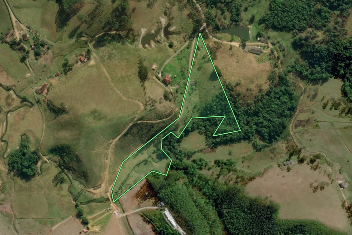 Imagem de satélite do imóvel rural em Natividade da Serra (SP), com o contorno declarado no CAR desenhado por cima.