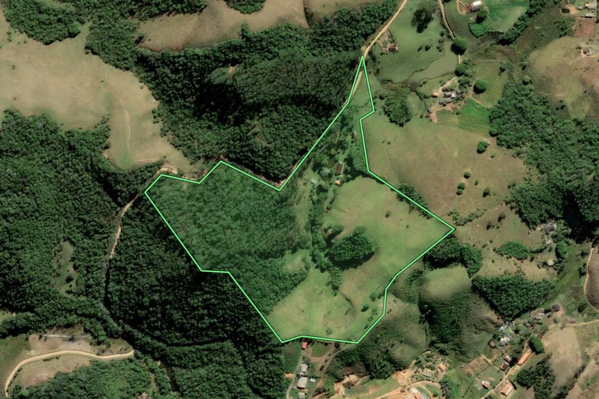 Imagem de satélite do imóvel rural em Natividade da Serra (SP), com o contorno declarado no CAR desenhado por cima.