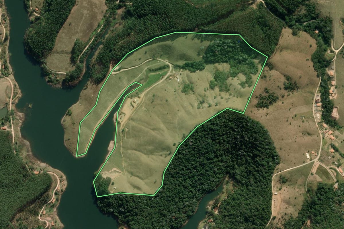 Imagem de satélite do imóvel rural em Natividade da Serra (SP), com o contorno declarado no CAR desenhado por cima.