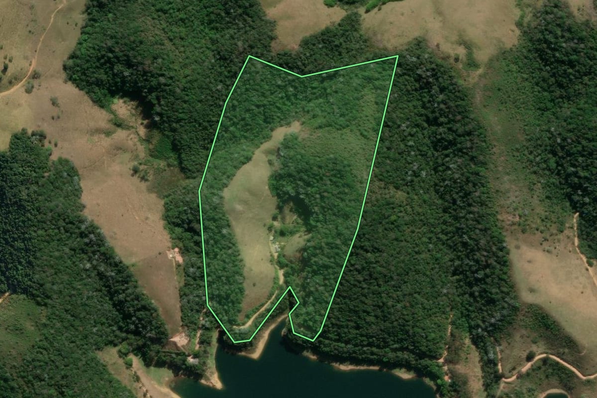 Imagem de satélite do imóvel rural em Natividade da Serra (SP), com o contorno declarado no CAR desenhado por cima.