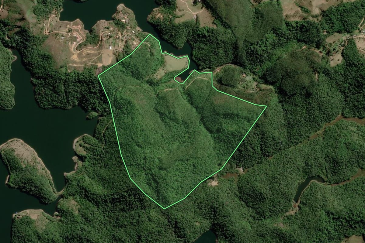 Imagem de satélite do imóvel rural em Natividade da Serra (SP), com o contorno declarado no CAR desenhado por cima.