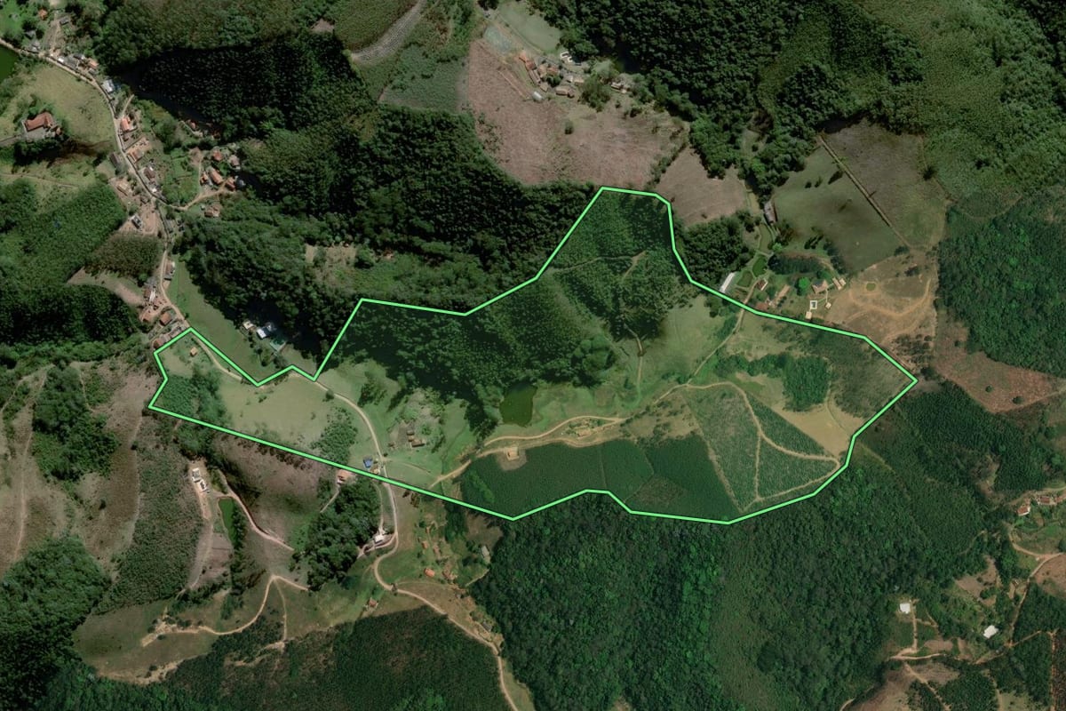 Imagem de satélite do imóvel rural em Nazaré Paulista (SP), com o contorno declarado no CAR desenhado por cima.