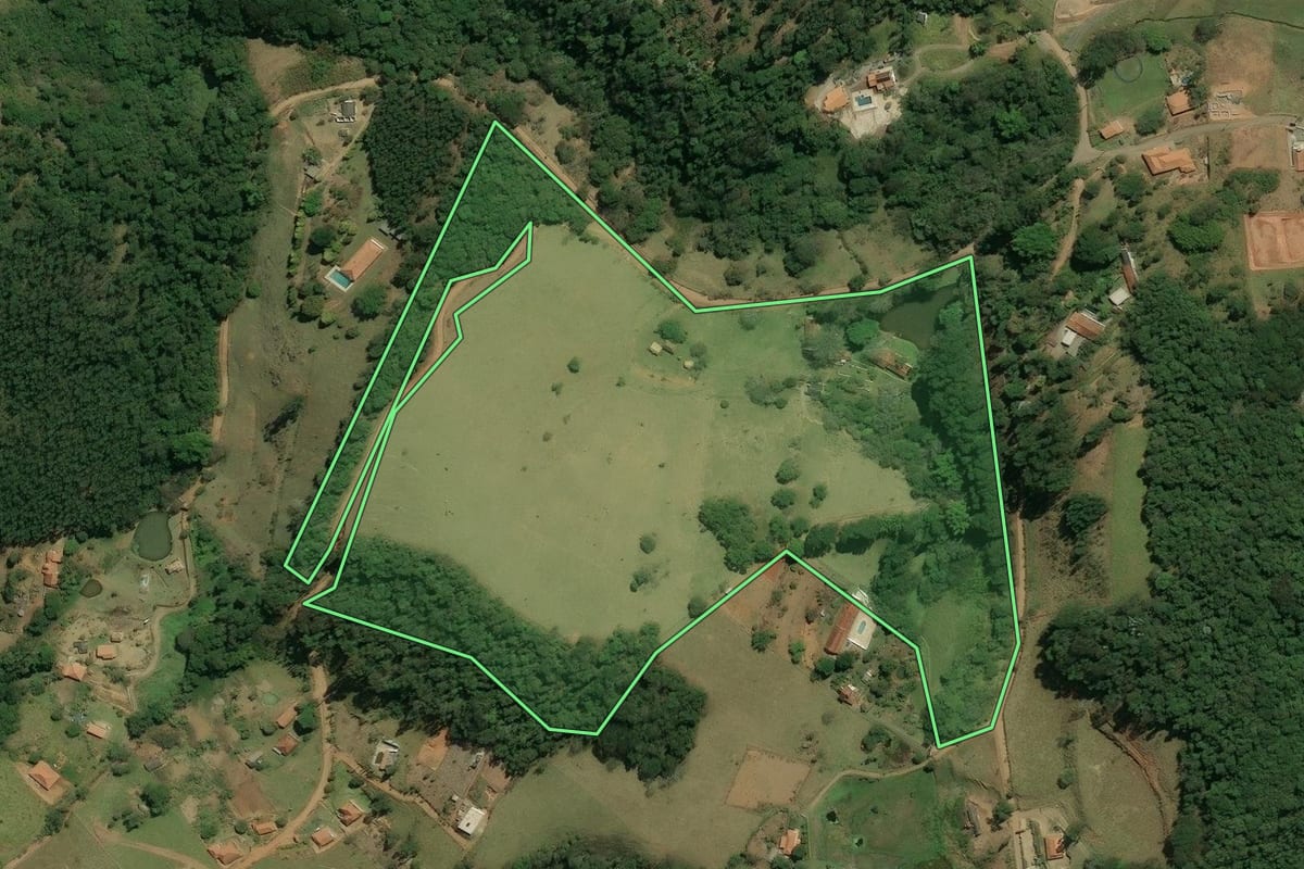 Imagem de satélite do imóvel rural em Nazaré Paulista (SP), com o contorno declarado no CAR desenhado por cima.