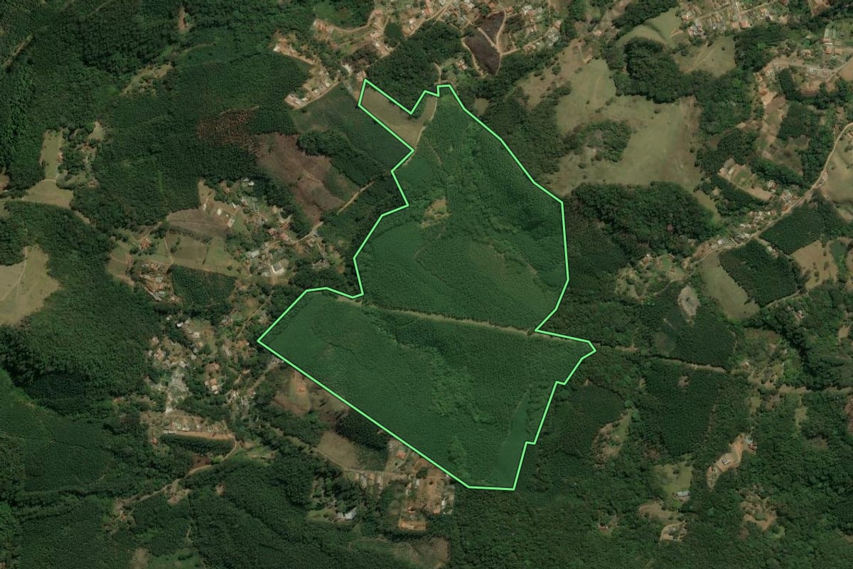 Imagem de satélite do imóvel rural em Nazaré Paulista (SP), com o contorno declarado no CAR desenhado por cima.