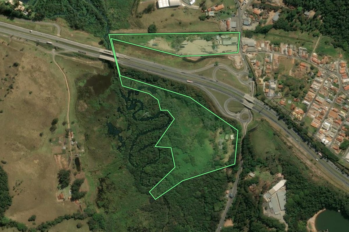 Imagem de satélite do imóvel rural em Nazaré Paulista (SP), com o contorno declarado no CAR desenhado por cima.