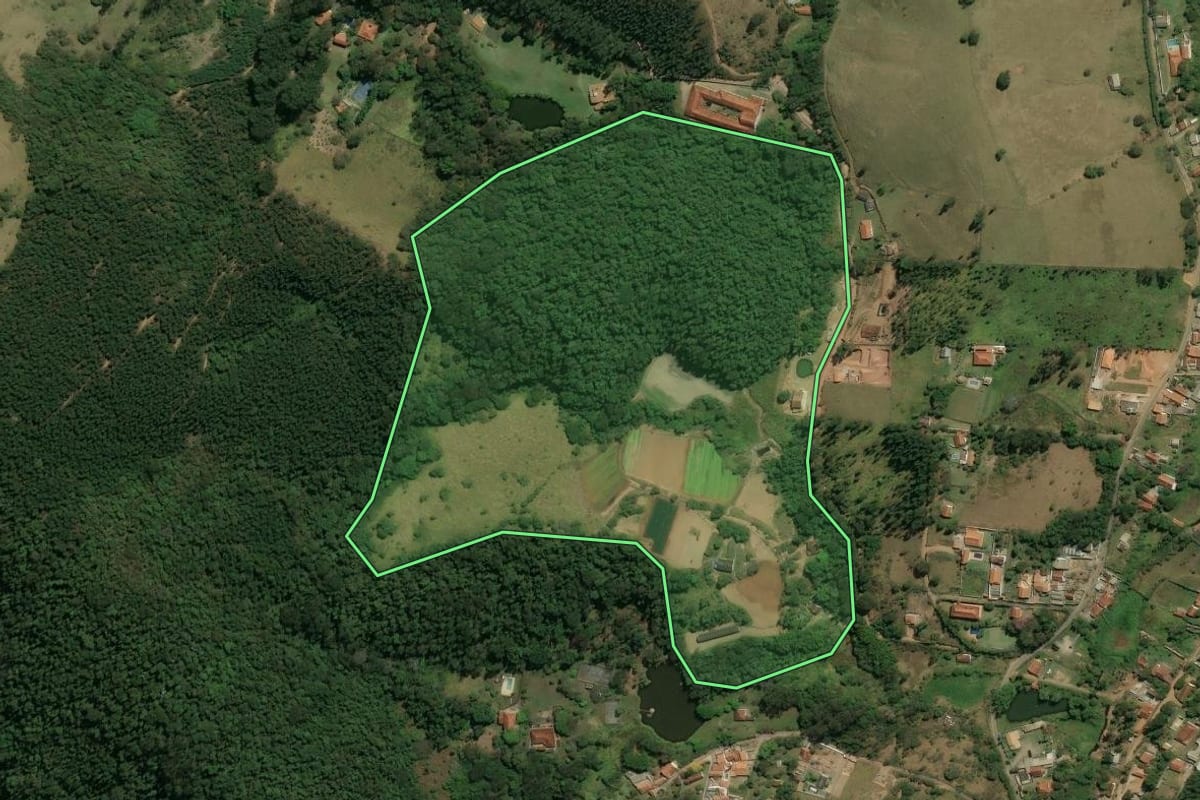 Imagem de satélite do imóvel rural em Nazaré Paulista (SP), com o contorno declarado no CAR desenhado por cima.