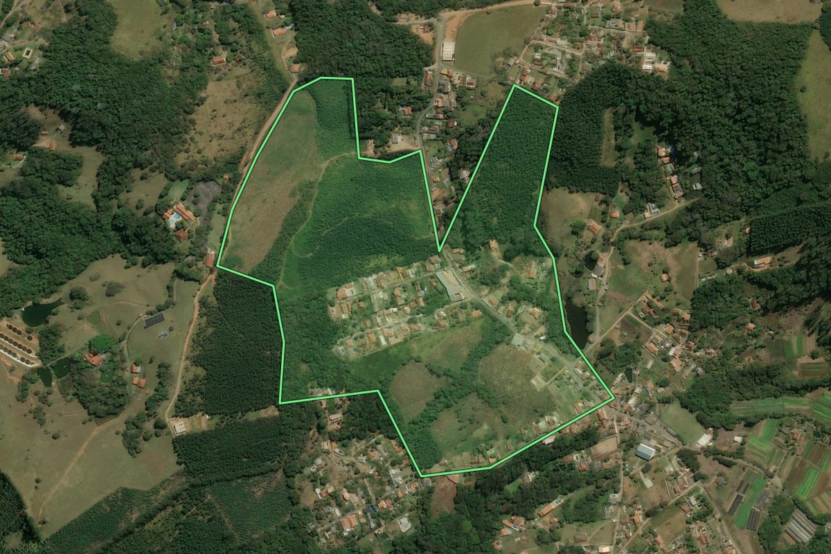 Imagem de satélite do imóvel rural em Nazaré Paulista (SP), com o contorno declarado no CAR desenhado por cima.