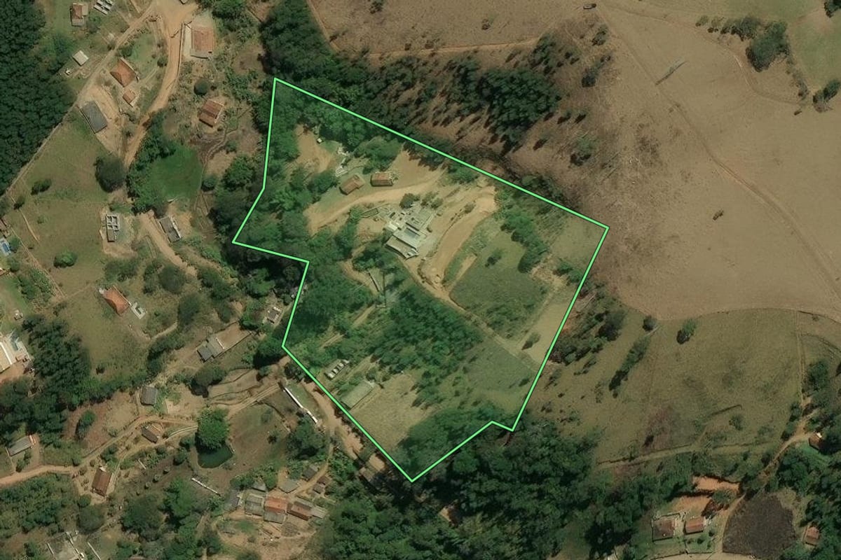 Imagem de satélite do imóvel rural em Nazaré Paulista (SP), com o contorno declarado no CAR desenhado por cima.