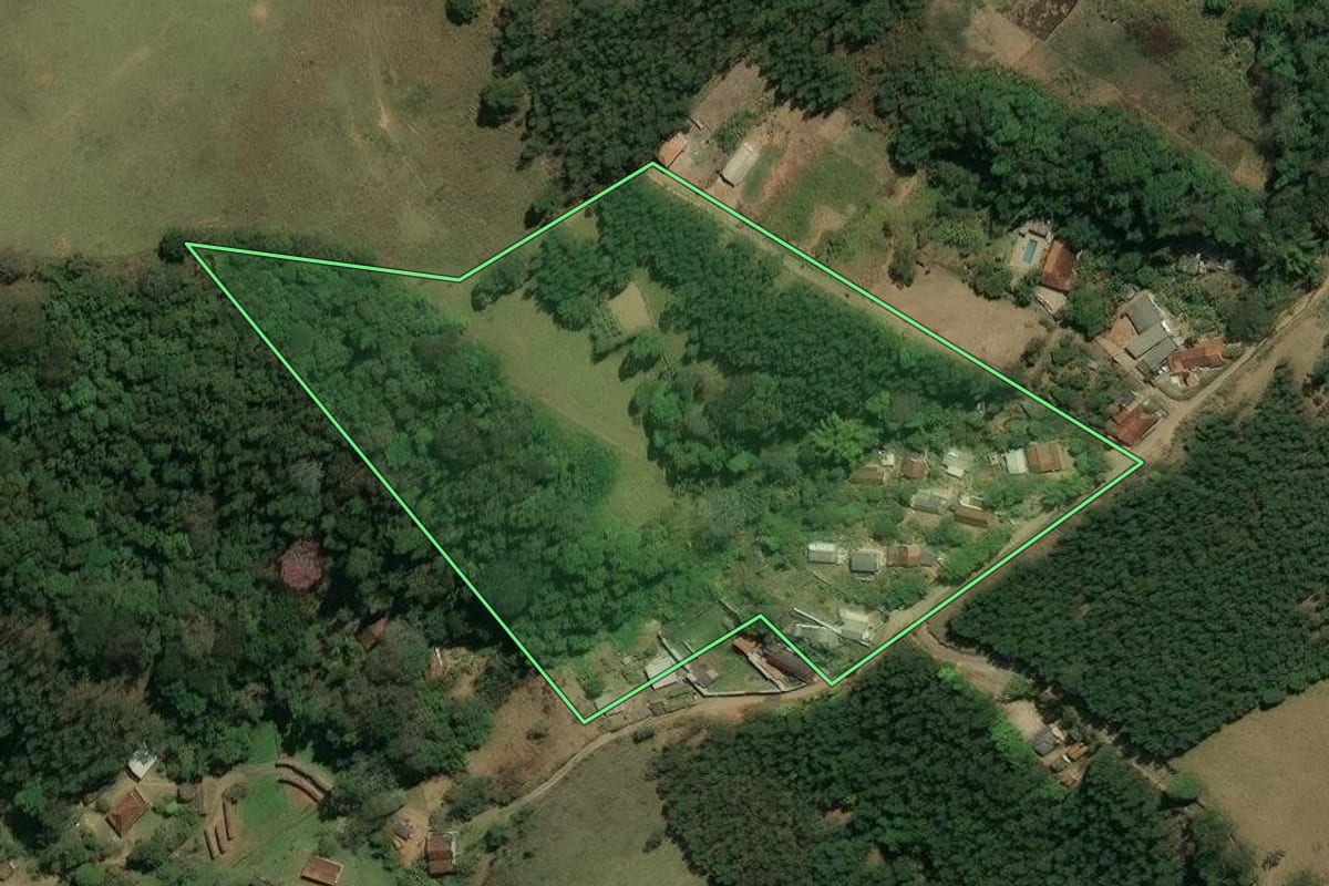 Imagem de satélite do imóvel rural em Nazaré Paulista (SP), com o contorno declarado no CAR desenhado por cima.