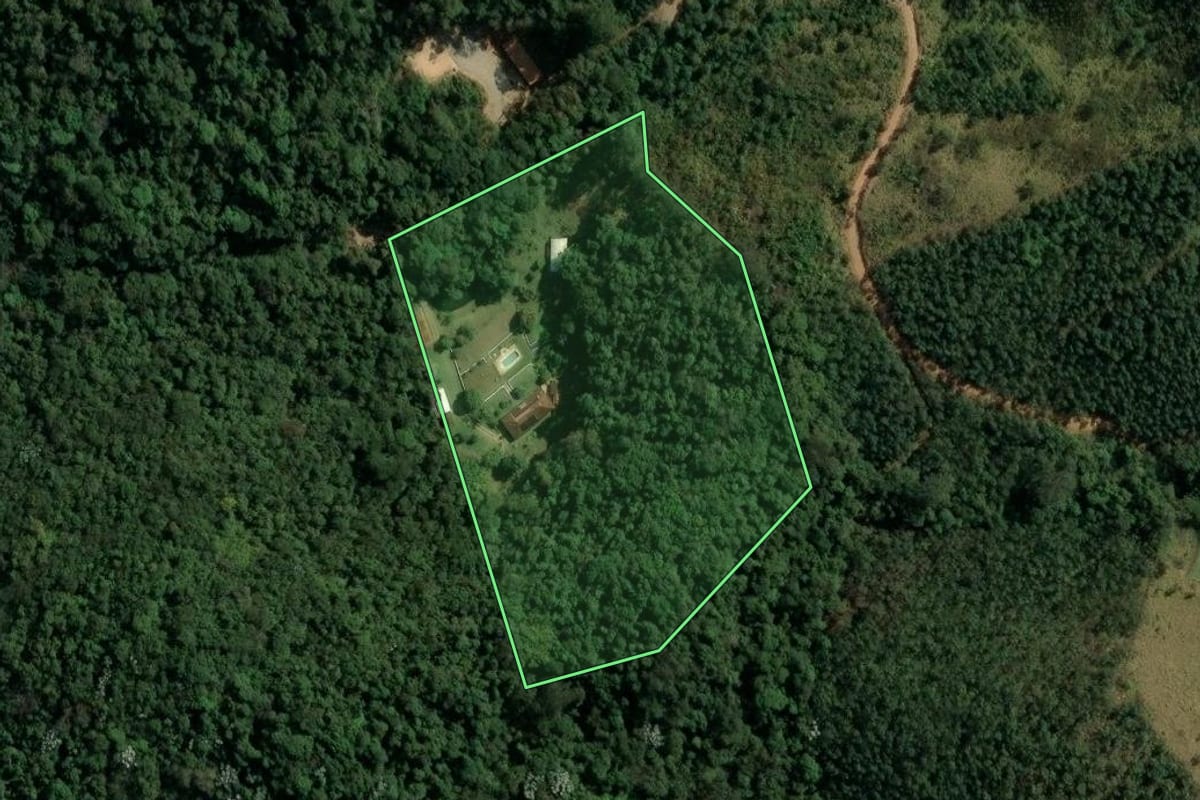 Imagem de satélite do imóvel rural em Nazaré Paulista (SP), com o contorno declarado no CAR desenhado por cima.