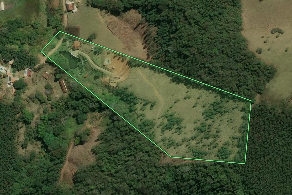Imagem de satélite do imóvel rural em Nazaré Paulista (SP), com o contorno declarado no CAR desenhado por cima.