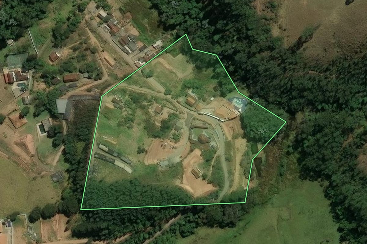 Imagem de satélite do imóvel rural em Nazaré Paulista (SP), com o contorno declarado no CAR desenhado por cima.