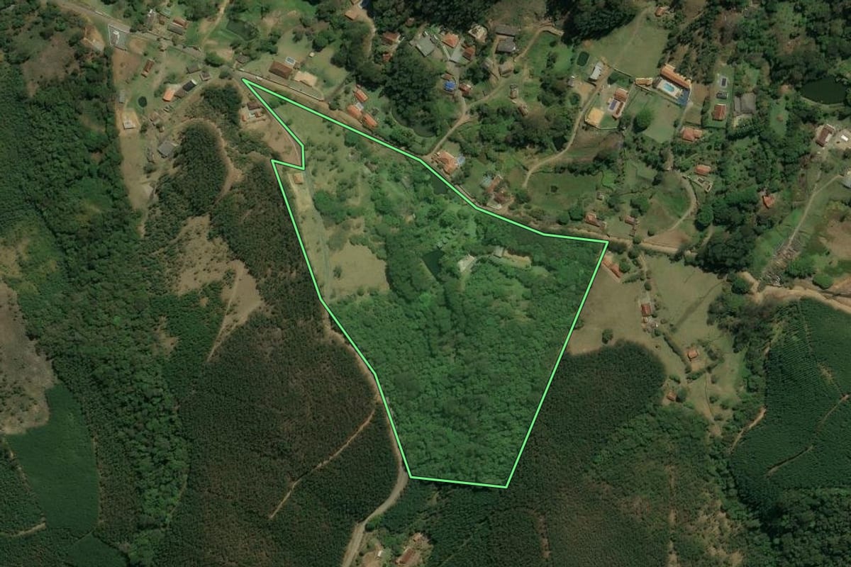 Imagem de satélite do imóvel rural em Nazaré Paulista (SP), com o contorno declarado no CAR desenhado por cima.