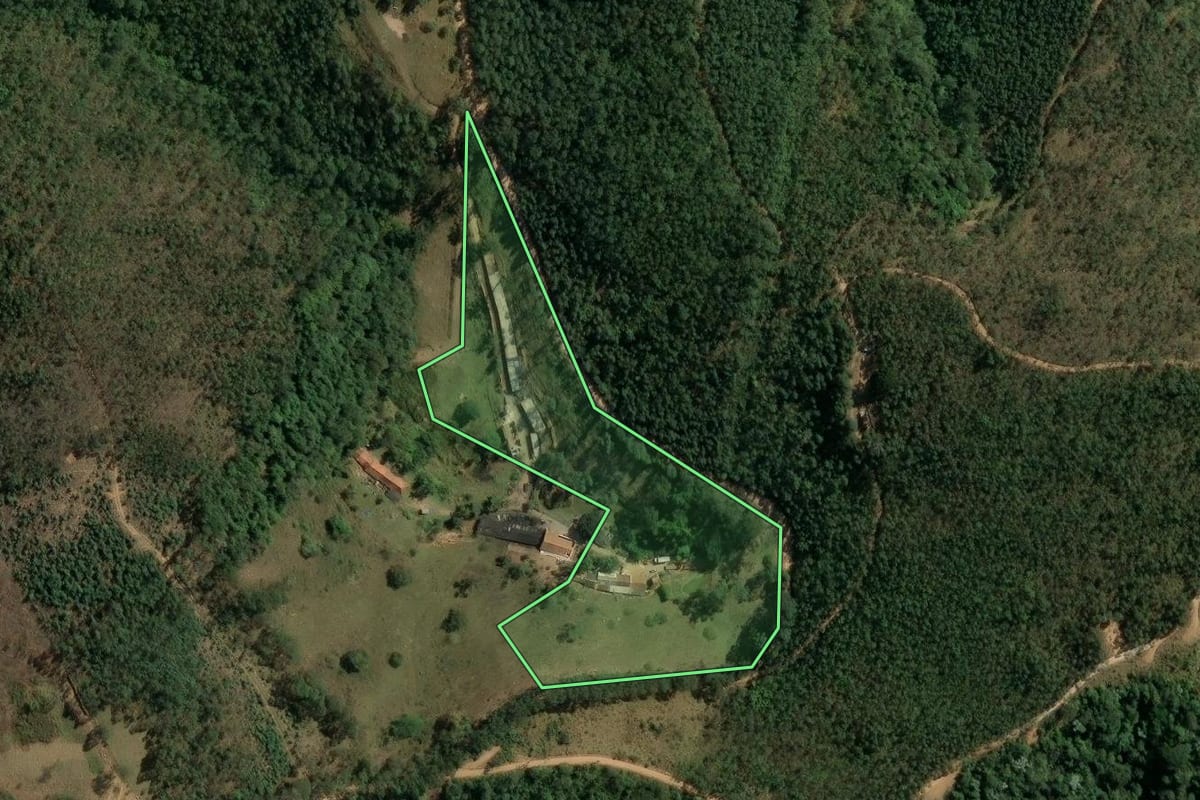 Imagem de satélite do imóvel rural em Nazaré Paulista (SP), com o contorno declarado no CAR desenhado por cima.