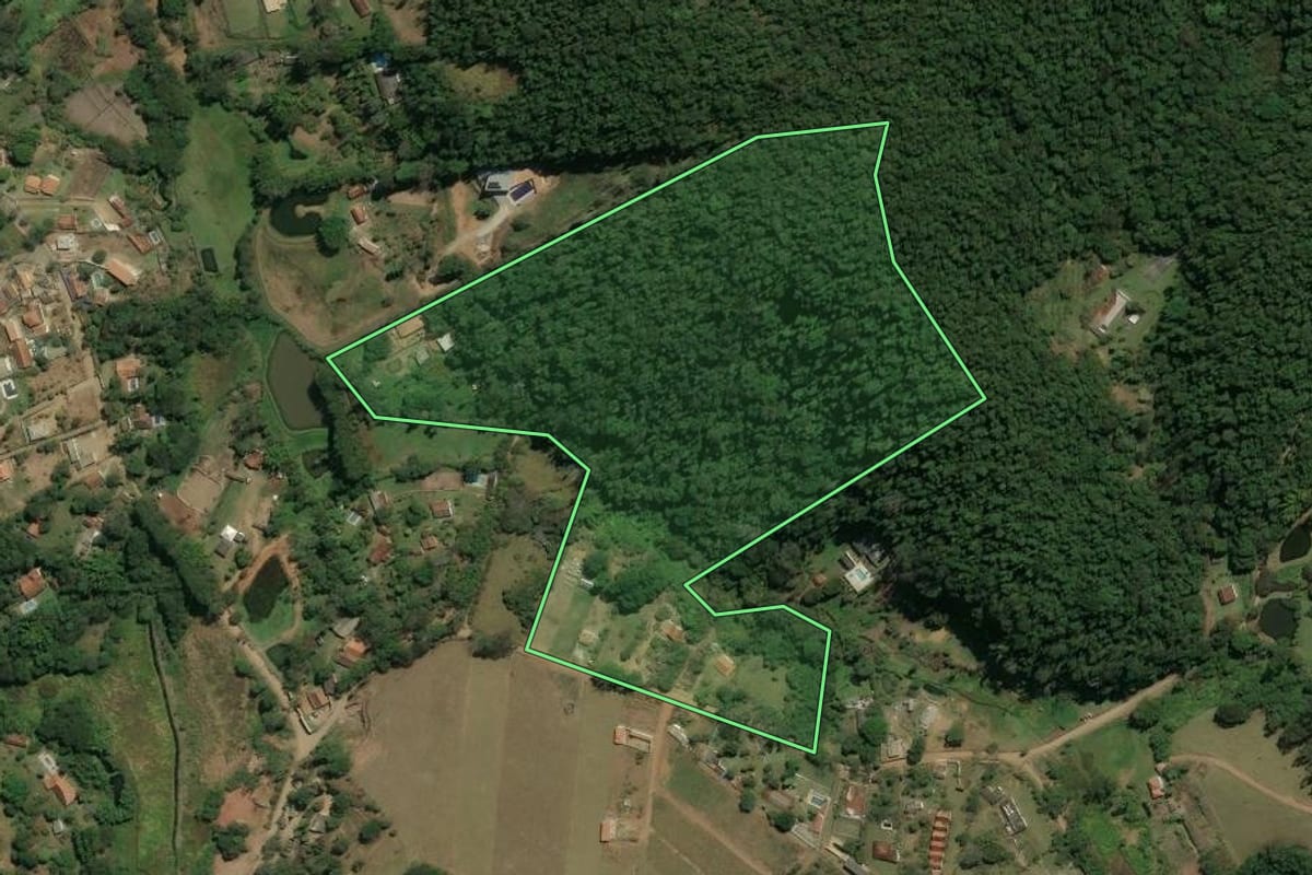 Imagem de satélite do imóvel rural em Nazaré Paulista (SP), com o contorno declarado no CAR desenhado por cima.