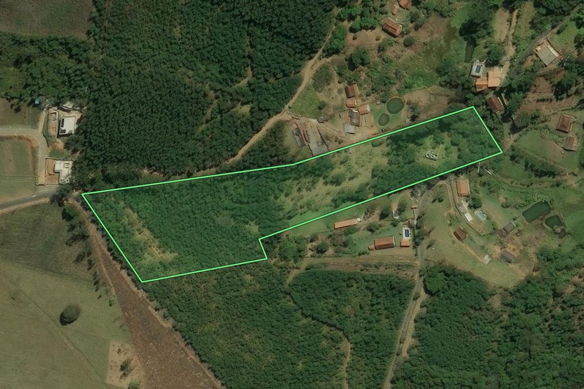 Imagem de satélite do imóvel rural em Nazaré Paulista (SP), com o contorno declarado no CAR desenhado por cima.