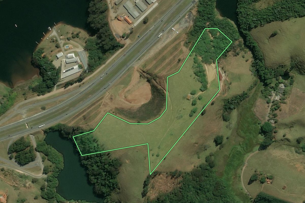 Imagem de satélite do imóvel rural em Nazaré Paulista (SP), com o contorno declarado no CAR desenhado por cima.