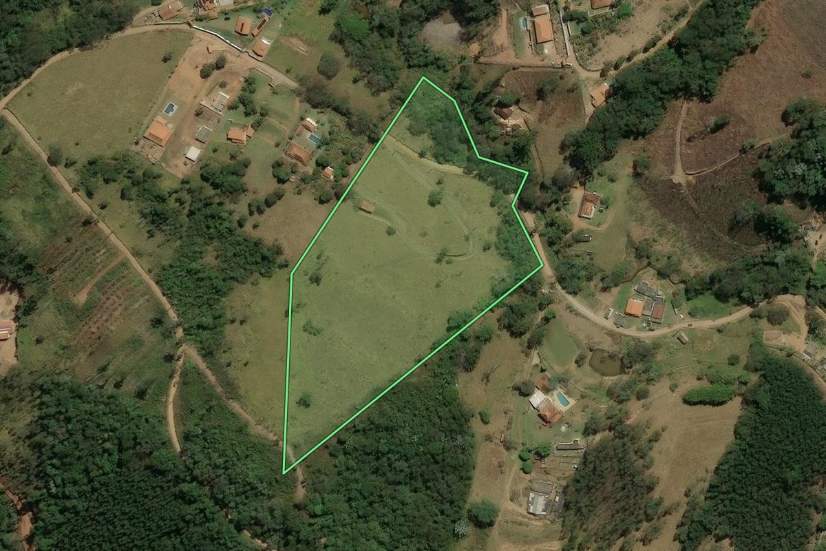 Imagem de satélite do imóvel rural em Nazaré Paulista (SP), com o contorno declarado no CAR desenhado por cima.