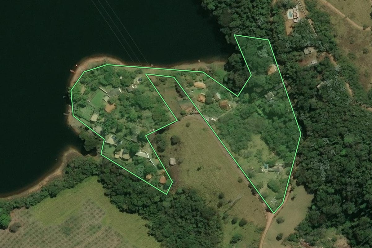 Imagem de satélite do imóvel rural em Nazaré Paulista (SP), com o contorno declarado no CAR desenhado por cima.
