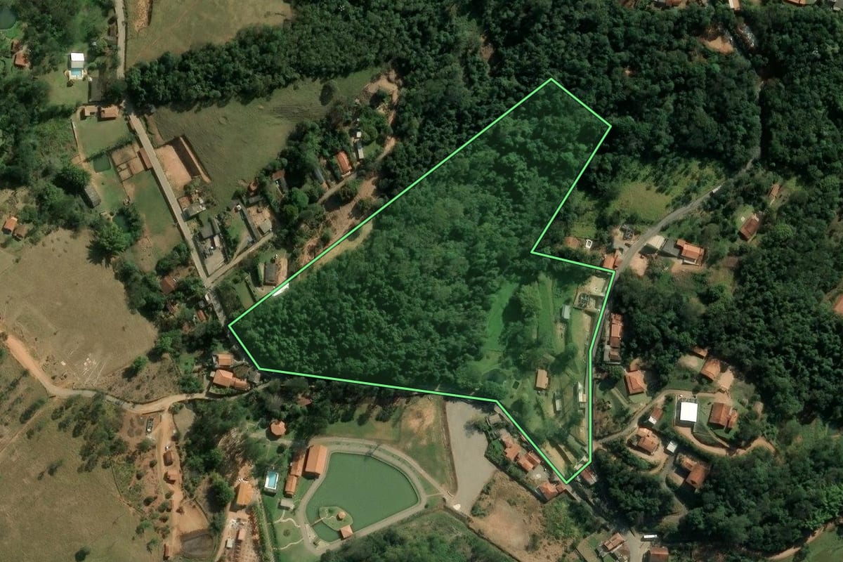Imagem de satélite do imóvel rural em Nazaré Paulista (SP), com o contorno declarado no CAR desenhado por cima.