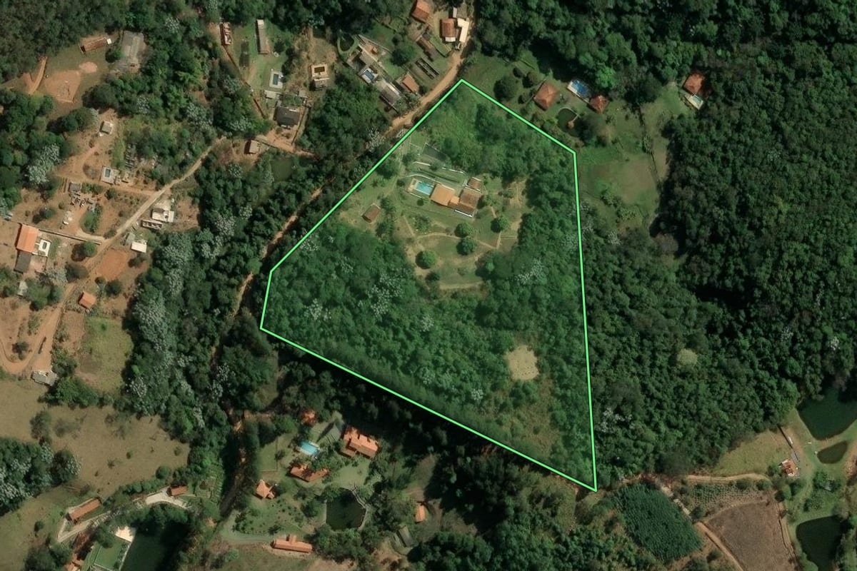 Imagem de satélite do imóvel rural em Nazaré Paulista (SP), com o contorno declarado no CAR desenhado por cima.