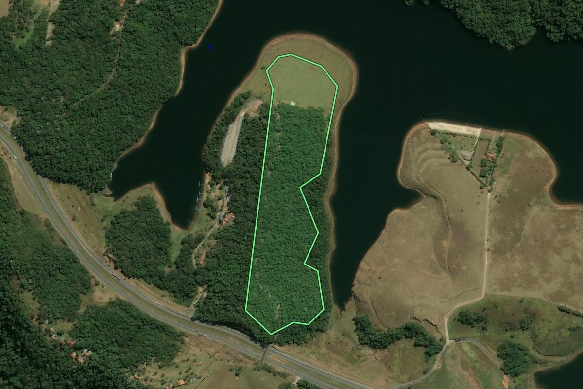 Imagem de satélite do imóvel rural em Nazaré Paulista (SP), com o contorno declarado no CAR desenhado por cima.