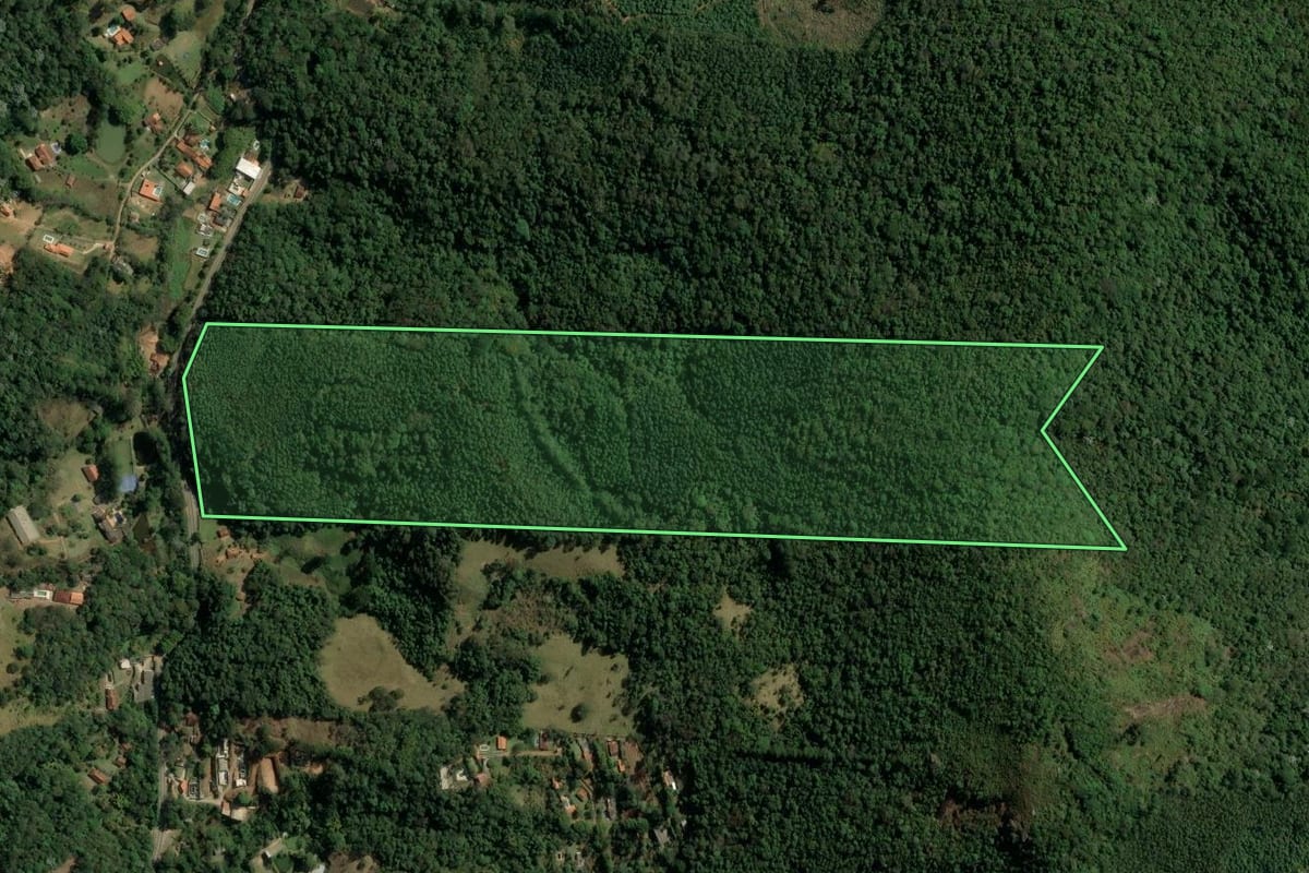 Imagem de satélite do imóvel rural em Nazaré Paulista (SP), com o contorno declarado no CAR desenhado por cima.