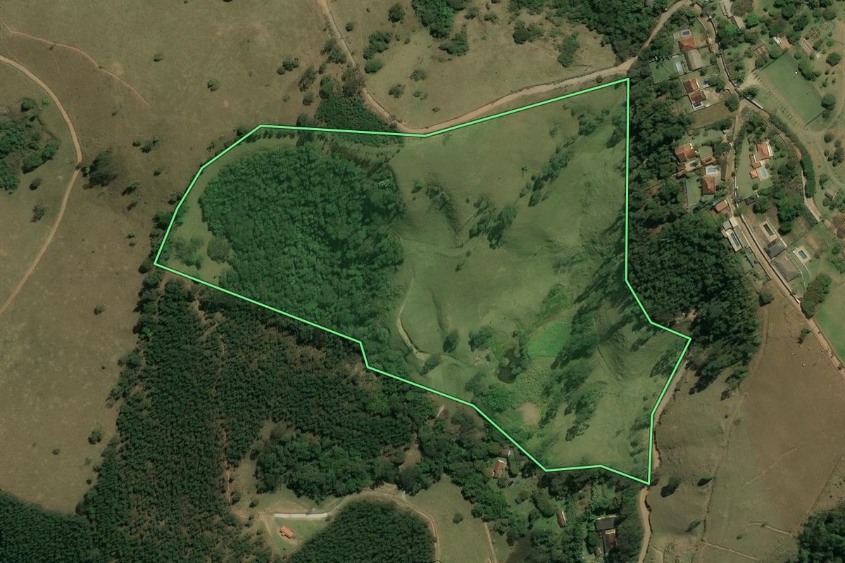 Imagem de satélite do imóvel rural em Nazaré Paulista (SP), com o contorno declarado no CAR desenhado por cima.