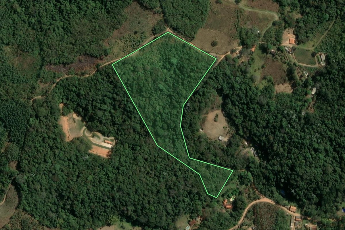 Imagem de satélite do imóvel rural em Nazaré Paulista (SP), com o contorno declarado no CAR desenhado por cima.