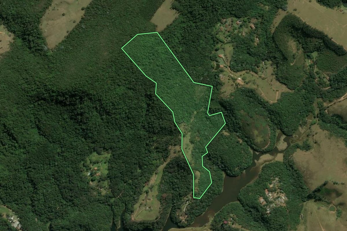 Imagem de satélite do imóvel rural em Nazaré Paulista (SP), com o contorno declarado no CAR desenhado por cima.