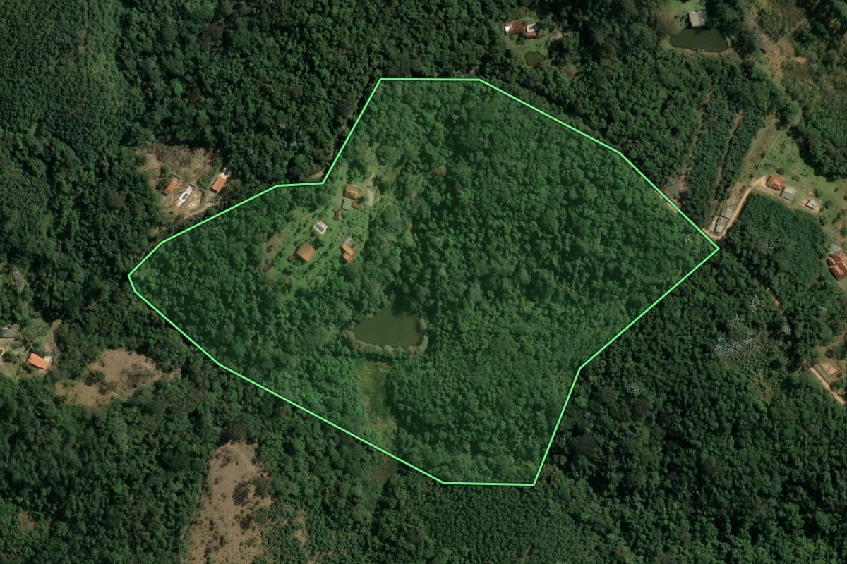 Imagem de satélite do imóvel rural em Nazaré Paulista (SP), com o contorno declarado no CAR desenhado por cima.