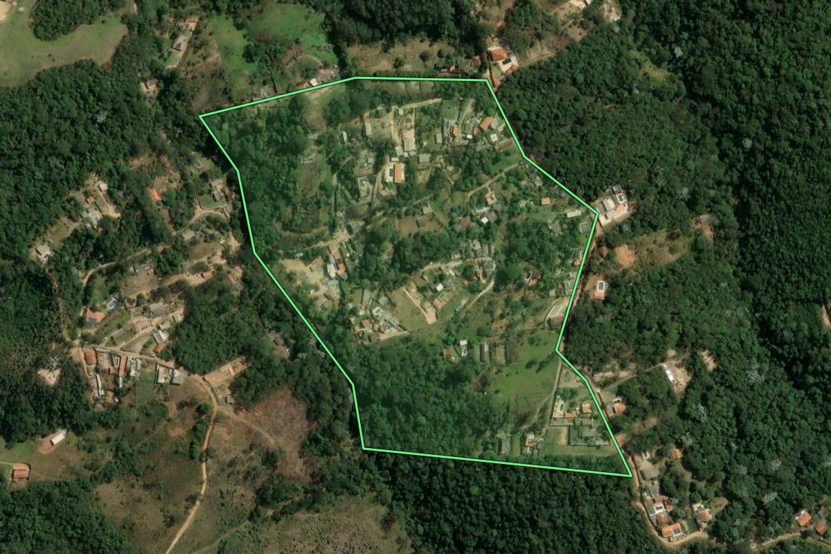 Imagem de satélite do imóvel rural em Nazaré Paulista (SP), com o contorno declarado no CAR desenhado por cima.