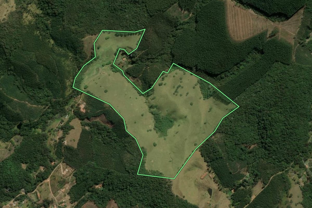 Imagem de satélite do imóvel rural em Nazaré Paulista (SP), com o contorno declarado no CAR desenhado por cima.