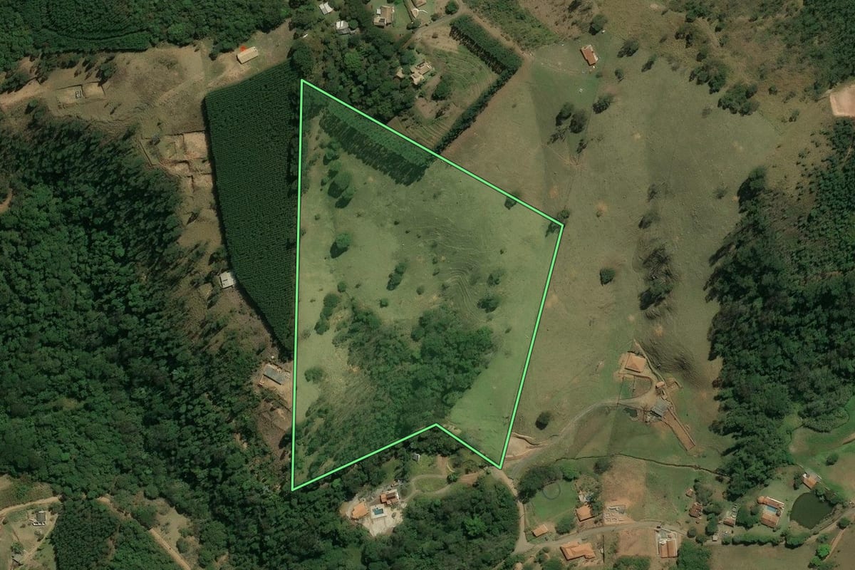 Imagem de satélite do imóvel rural em Nazaré Paulista (SP), com o contorno declarado no CAR desenhado por cima.