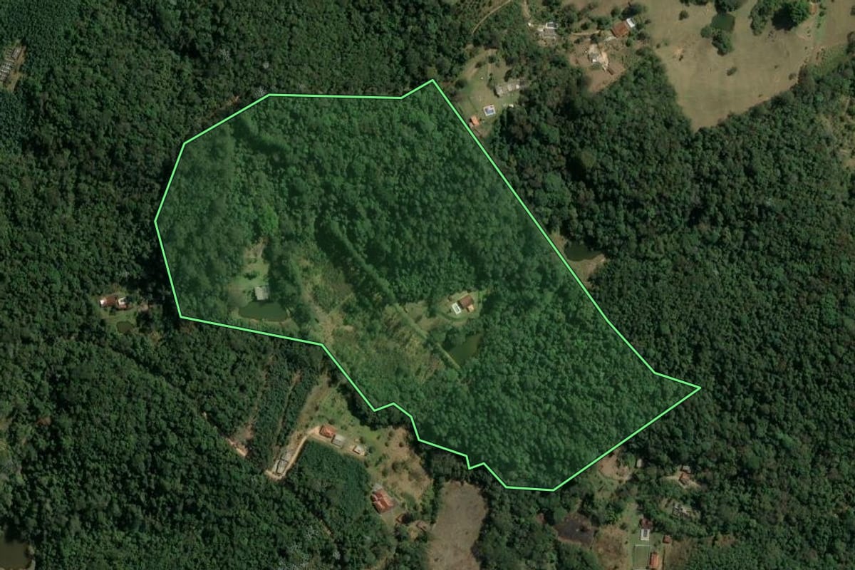 Imagem de satélite do imóvel rural em Nazaré Paulista (SP), com o contorno declarado no CAR desenhado por cima.