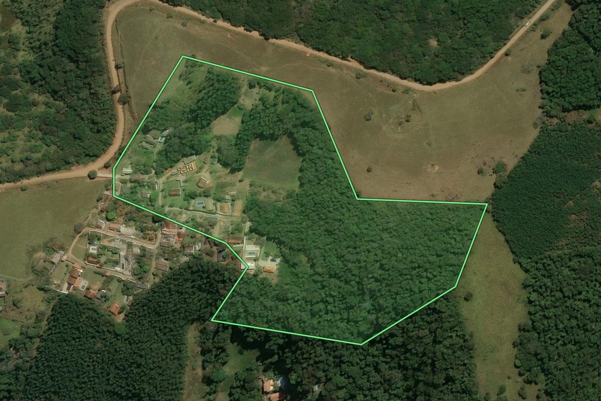 Imagem de satélite do imóvel rural em Nazaré Paulista (SP), com o contorno declarado no CAR desenhado por cima.