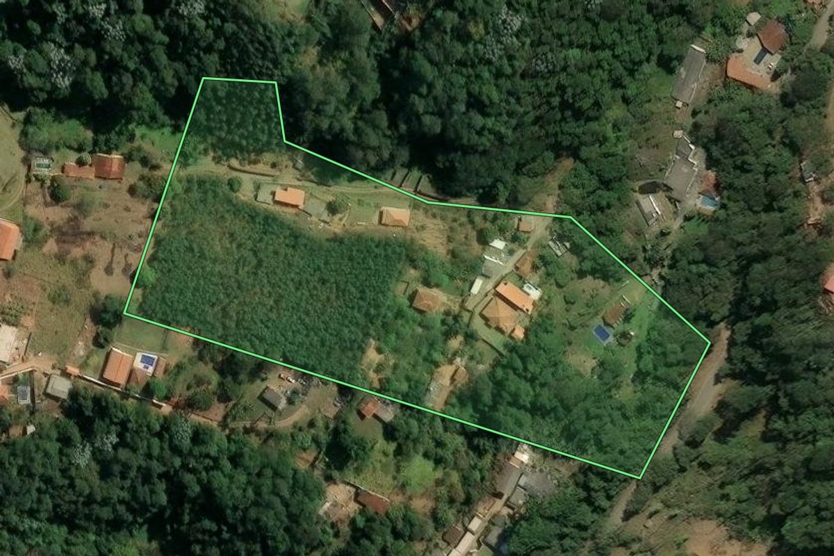 Imagem de satélite do imóvel rural em Nazaré Paulista (SP), com o contorno declarado no CAR desenhado por cima.