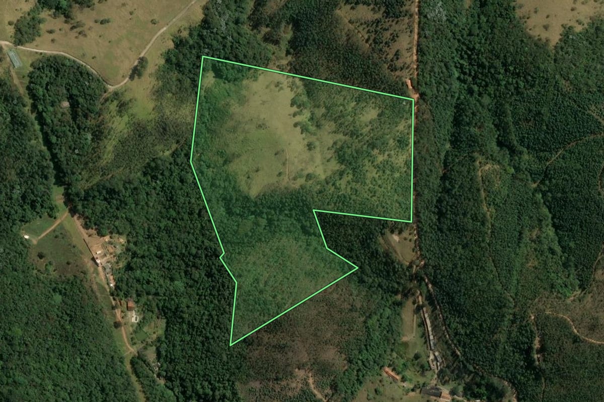 Imagem de satélite do imóvel rural em Nazaré Paulista (SP), com o contorno declarado no CAR desenhado por cima.