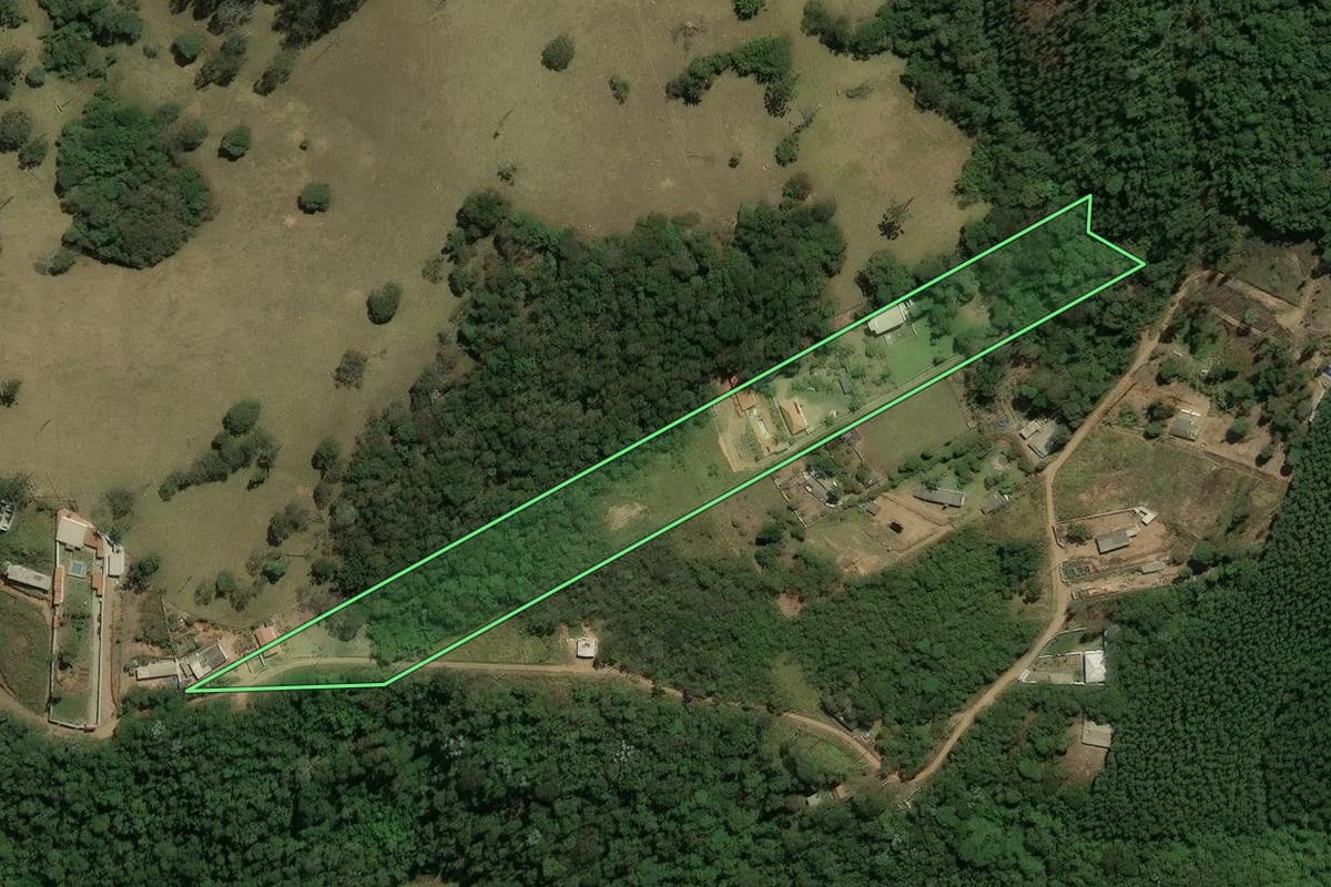 Imagem de satélite do imóvel rural em Nazaré Paulista (SP), com o contorno declarado no CAR desenhado por cima.