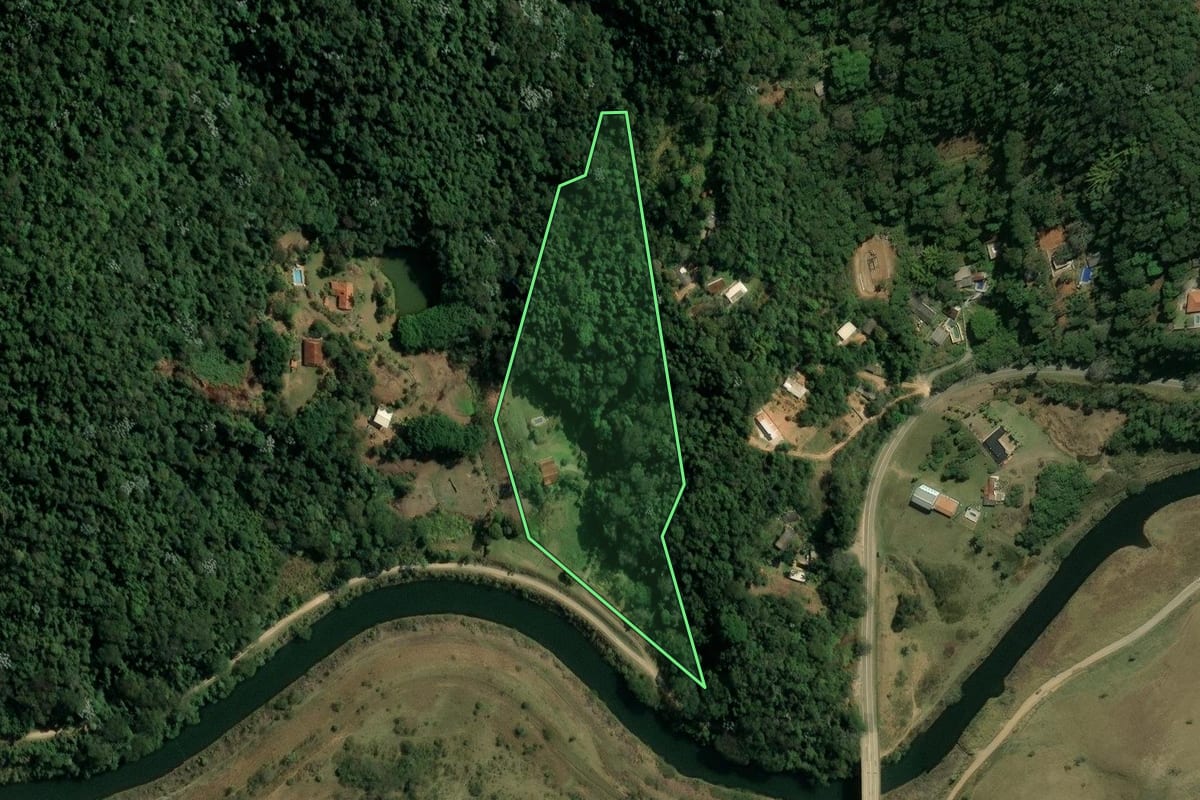 Imagem de satélite do imóvel rural em Nazaré Paulista (SP), com o contorno declarado no CAR desenhado por cima.