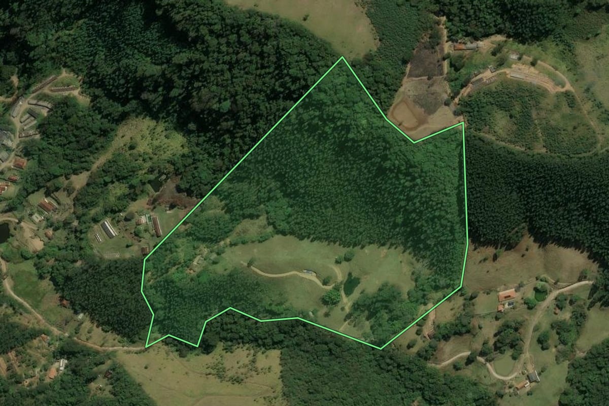 Imagem de satélite do imóvel rural em Nazaré Paulista (SP), com o contorno declarado no CAR desenhado por cima.