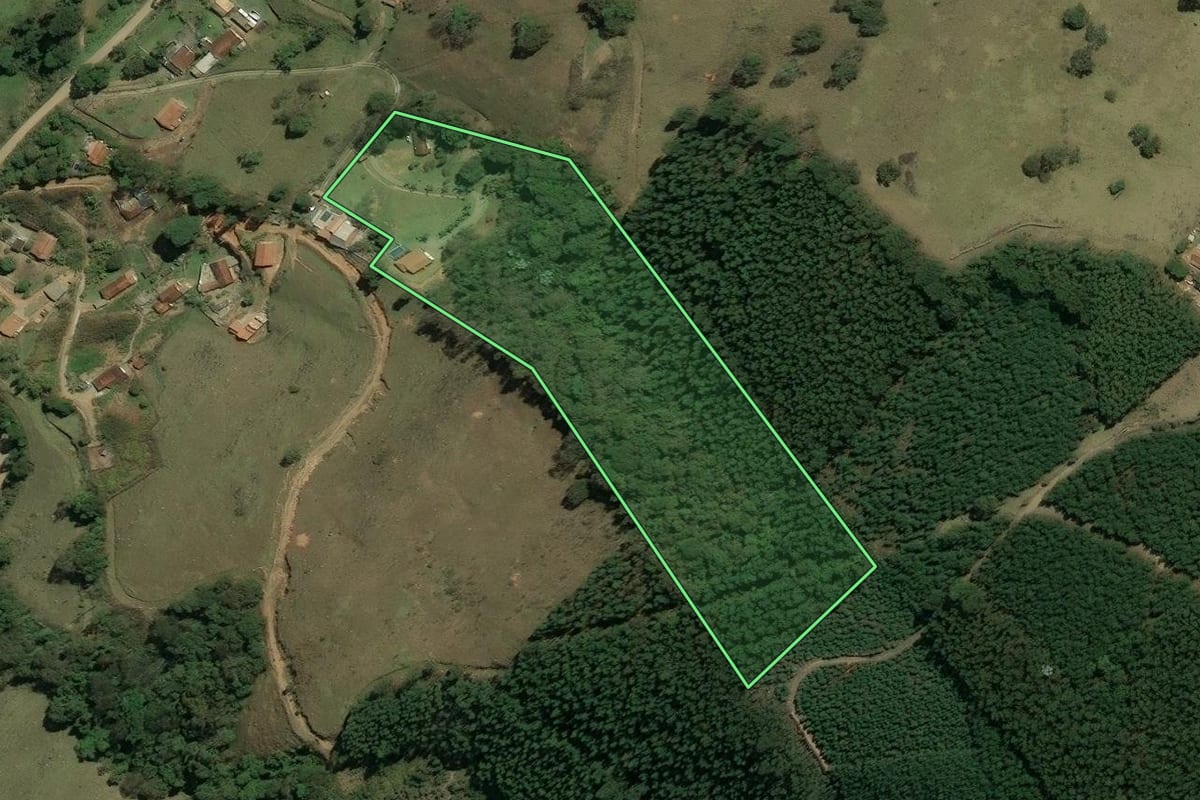 Imagem de satélite do imóvel rural em Nazaré Paulista (SP), com o contorno declarado no CAR desenhado por cima.