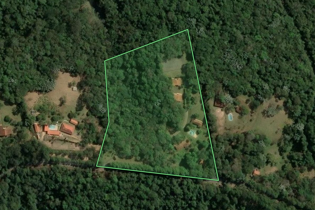 Imagem de satélite do imóvel rural em Nazaré Paulista (SP), com o contorno declarado no CAR desenhado por cima.