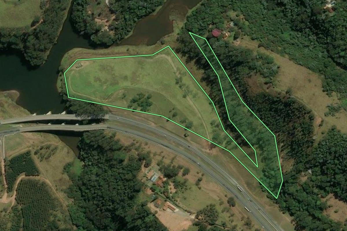 Imagem de satélite do imóvel rural em Nazaré Paulista (SP), com o contorno declarado no CAR desenhado por cima.