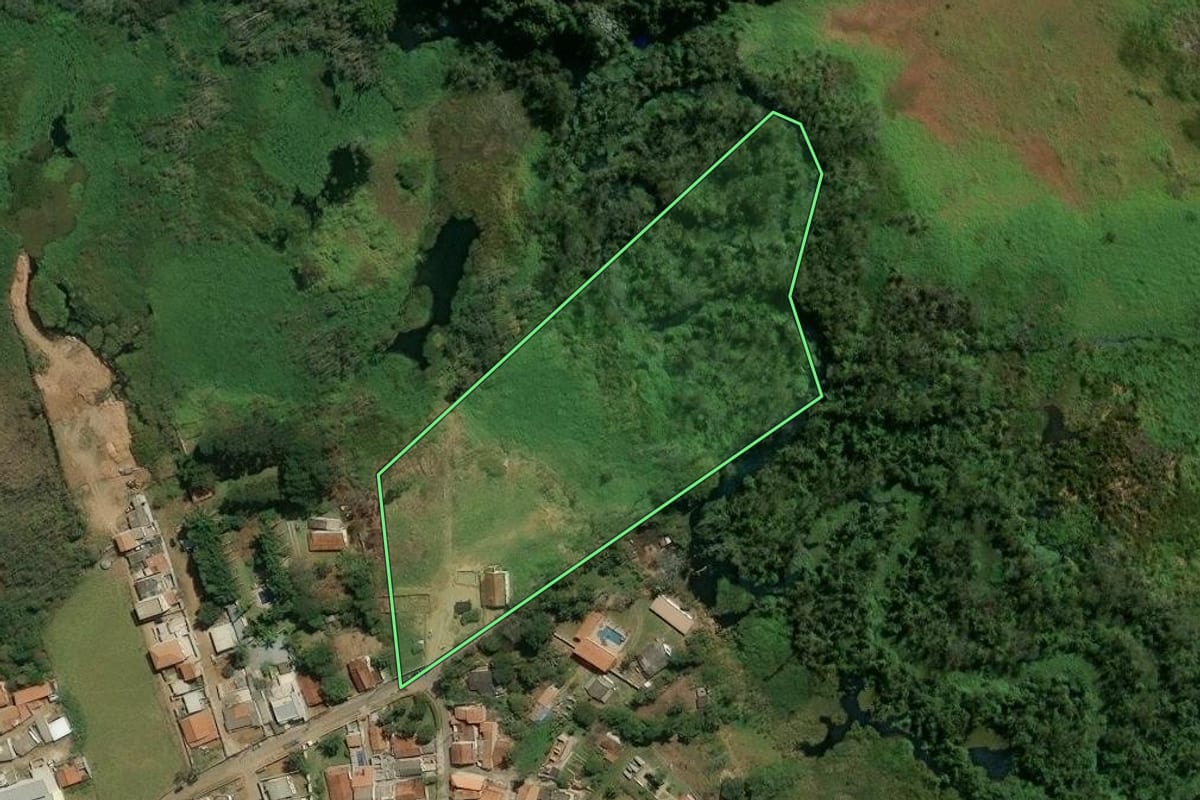 Imagem de satélite do imóvel rural em Nazaré Paulista (SP), com o contorno declarado no CAR desenhado por cima.