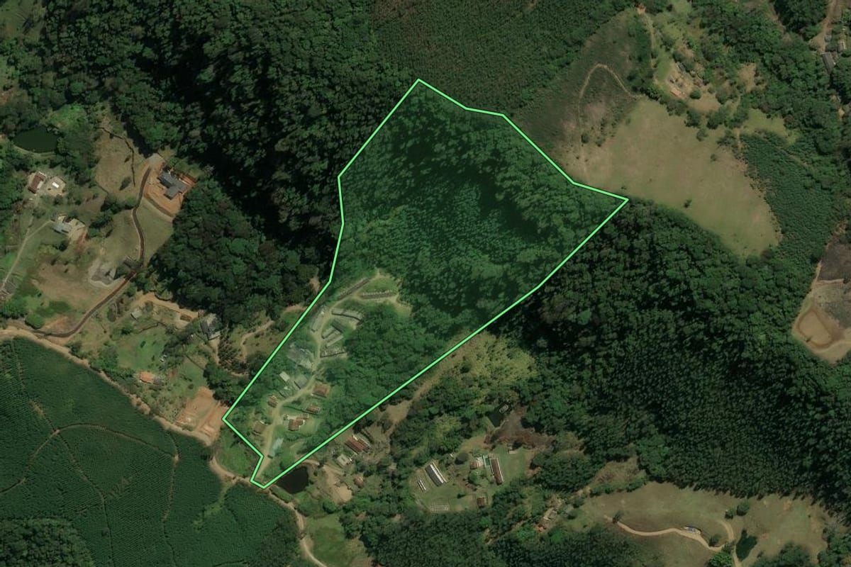 Imagem de satélite do imóvel rural em Nazaré Paulista (SP), com o contorno declarado no CAR desenhado por cima.