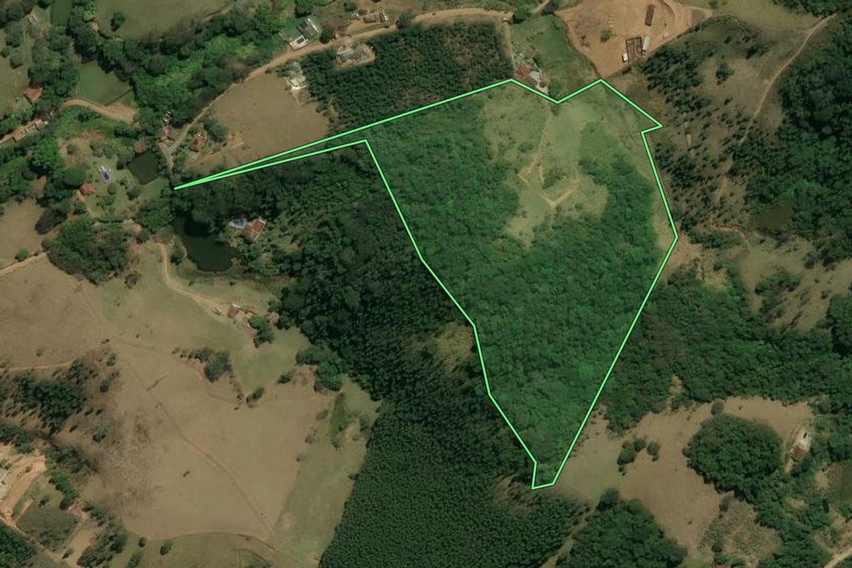Imagem de satélite do imóvel rural em Nazaré Paulista (SP), com o contorno declarado no CAR desenhado por cima.