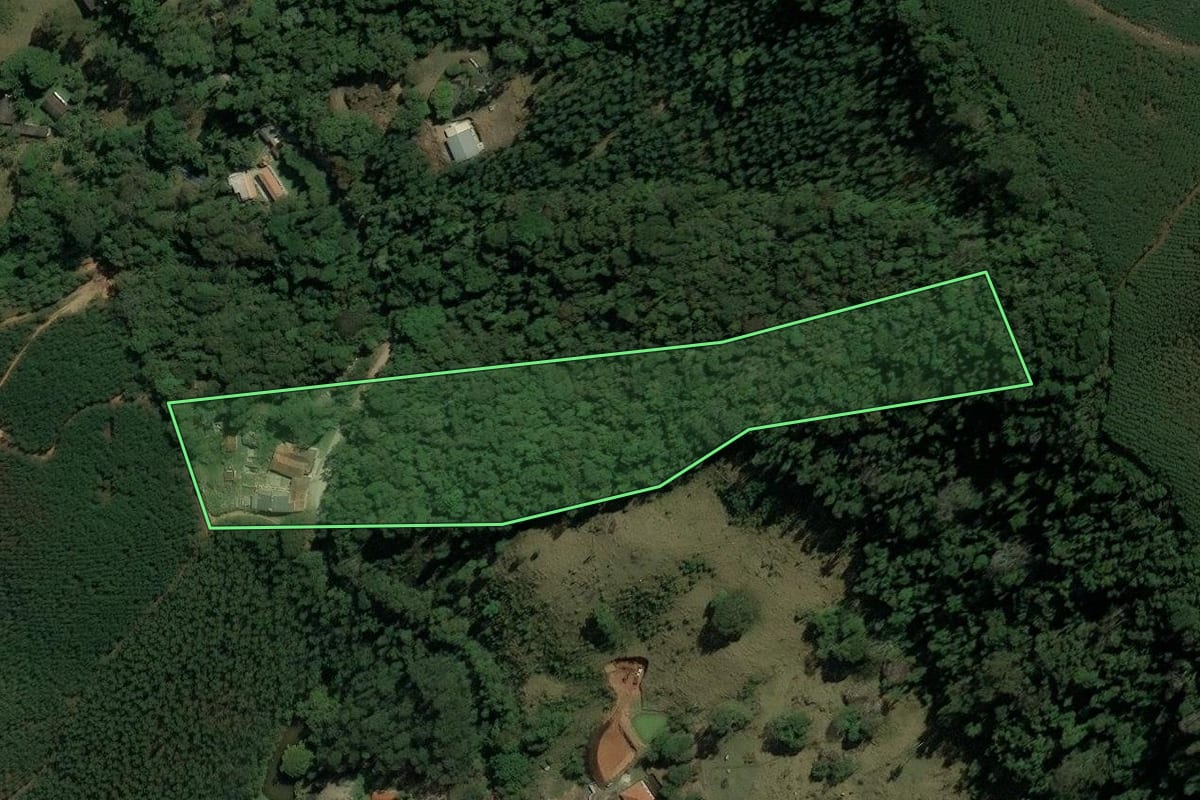 Imagem de satélite do imóvel rural em Nazaré Paulista (SP), com o contorno declarado no CAR desenhado por cima.