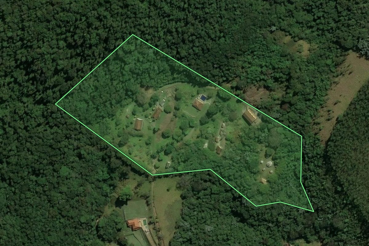 Imagem de satélite do imóvel rural em Nazaré Paulista (SP), com o contorno declarado no CAR desenhado por cima.