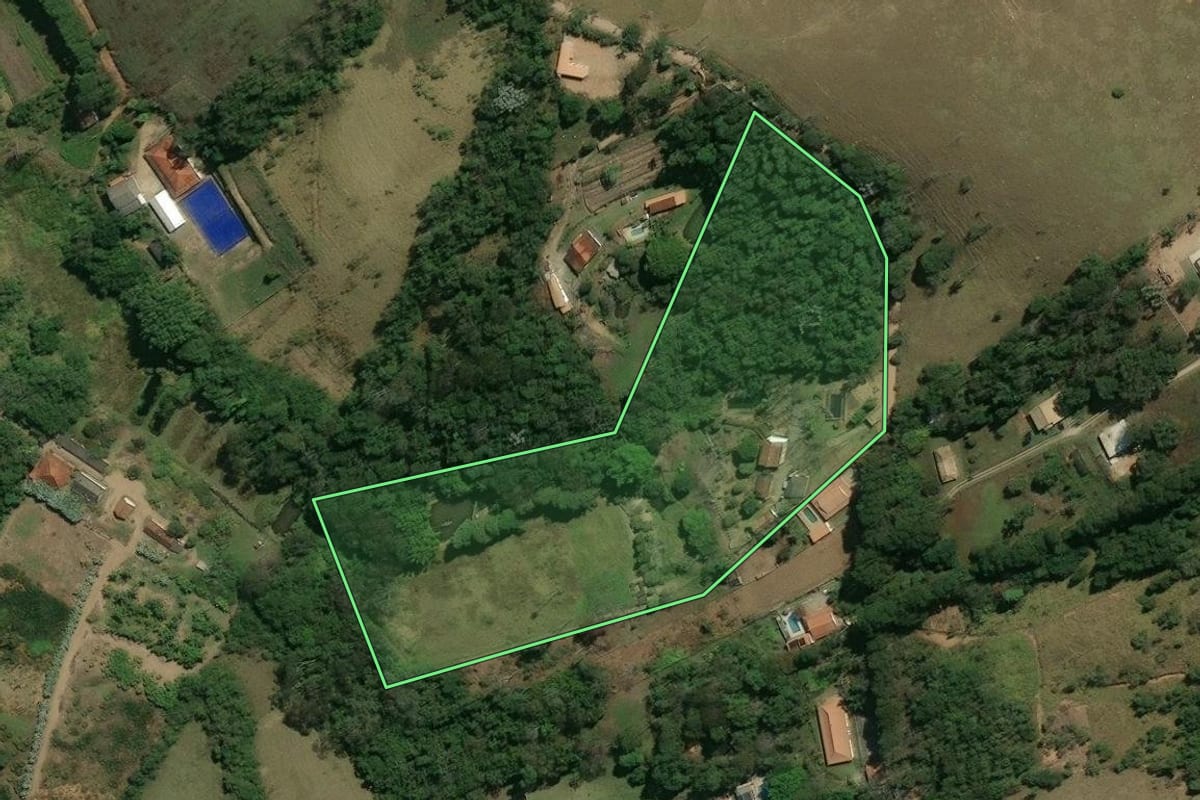 Imagem de satélite do imóvel rural em Nazaré Paulista (SP), com o contorno declarado no CAR desenhado por cima.